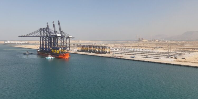 وزير الصناعة والنقل يعلن استقبال رصيف محطة هاتشيسون رقم 1 بميناء السخنة السفينة المتخصصة ZHEN HUA 23