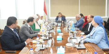 وزير الإسكان يتابع الاشتراطات والضوابط والمعايير الخاصة بالإعلانات على الطرق العامة والمحاور