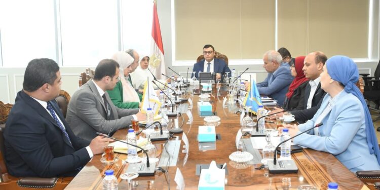 وزير الإسكان يتابع الاشتراطات والضوابط والمعايير الخاصة بالإعلانات على الطرق العامة والمحاور