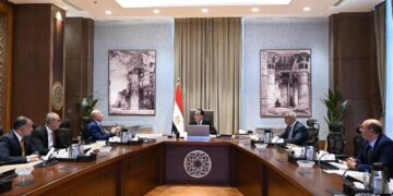 رئيس الوزراء يتابع مع محافظ القاهرة الموقف التنفيذي الحالي لعدد من المشروعات الجارية بالمحافظة