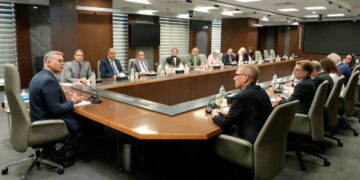 وزير البترول يبحث مع وفد مؤسسة تمويل التنمية الأمريكية (DFC) فرص التعاون