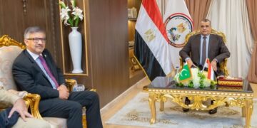 وزير الدولة للإنتاج الحربي يستقبل السفير الباكستاني بالقاهرة لبحث أوجه التعاون في مجال التصنيع العسكري والمدني
