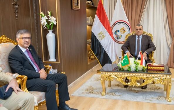 وزير الدولة للإنتاج الحربي يستقبل السفير الباكستاني بالقاهرة لبحث أوجه التعاون في مجال التصنيع العسكري والمدني