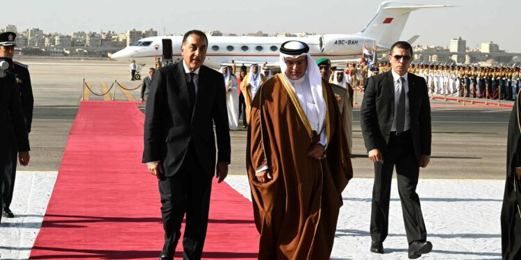 رئيس الوزراء يستقبل ولي عهد مملكة البحرين بمطار القاهرة الدولي