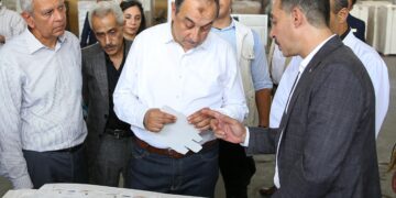 وزير قطاع الأعمال في زيارة ميدانية لشركة العبوات والمستلزمات الطبية بالعاشر من رمضان