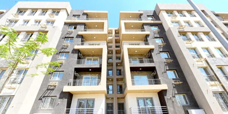 وزير الإسكان يتفقد سير العمل بالمشروع السكني “جنة 4” بمدينة الشيخ زايد