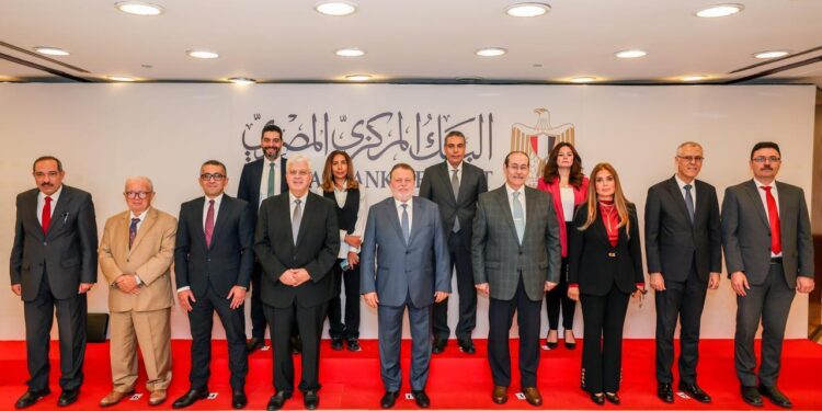 تعاون بين البنك المركزي والتعليم العالي لتوفير منح لمتضررى وقف المعونة الأمريكية