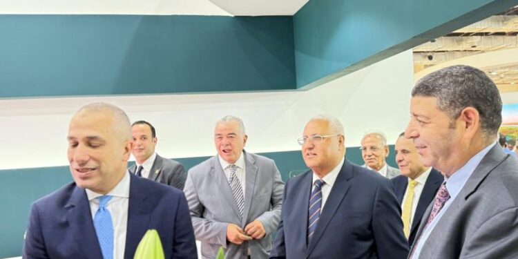 رئيس البنك الزراعي يتفقد جناح «إيكارد» بمعرض صحارى