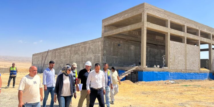 وزير الإسكان يتابع سير العمل بالمشروعات الخدمية والبنية الأساسية بالمرحلة العاجلة بمدينة السويس الجديدة