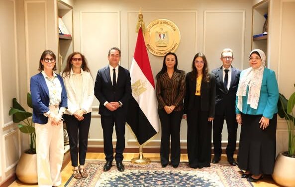 وزيرة التضامن الاجتماعي تلتقي السفير الفرنسي بالقاهرة