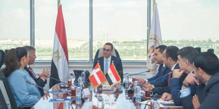 وزير الاستثمار والسفير الدنماركي يبحثان تعزيز الشراكات الاقتصادية بين القاهرة وكوبنهاغن