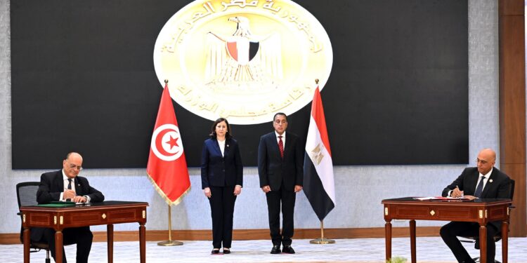 رئيسا وزراء مصر وتونس يشهدان توقيع 8 وثائق في عدد من مجالات التعاون المشترك