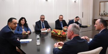 رئيس الوزراء يلتقي رئيس شركة “بوينج” العالمية