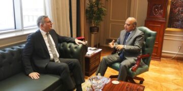 وزيرا الكهرباء والبترول يناقشان خطة العمل في إطار التوسع في مشروعات الطاقات المتجددة