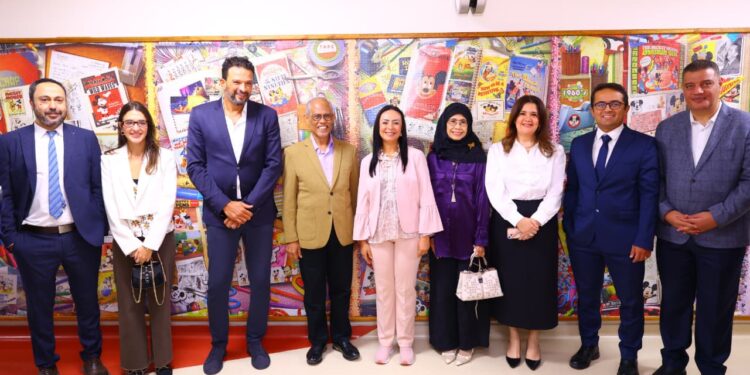 وزيرة التضامن تصطحب وزير الأسرة والتنمية الاجتماعية بجمهورية سنغافورة في زيارة لمستشفى الناس