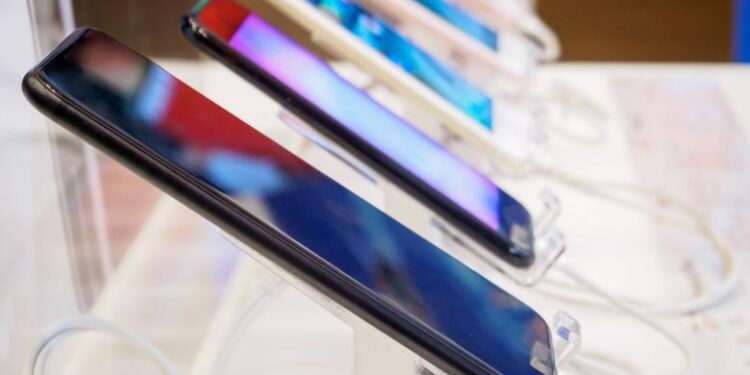 تداول أنباء عن إعفاء الموبايلات المستوردة من الرسوم الجمركية.. و«المالية» ترد