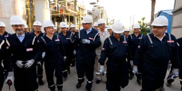 وزير البترول يتفقد مشروعات التطوير وزيادة الإنتاج وترشيد الطاقة بالعامرية للبترول