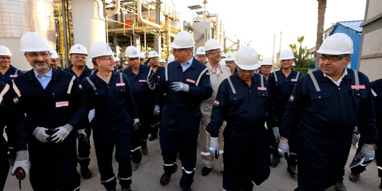 وزير البترول يتفقد مشروعات التطوير وزيادة الإنتاج وترشيد الطاقة بالعامرية للبترول