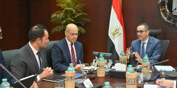 وزير الاستثمار يعقد اجتماعا لاستعراض سبل تعزيز موقع مصر على رفع القدرة التنافسية للصادرات المصرية في الأسواق العالمية