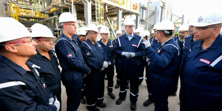 وزير البترول يتفقد مشروعات التطوير وزيادة الإنتاج وترشيد الطاقة بشركة العامرية لتكرير البترول