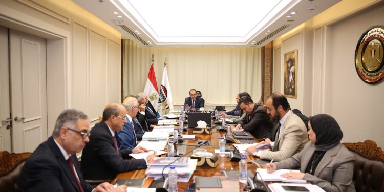وزير قطاع الأعمال يعقد اجتماعًا موسعًا مع الرؤساء التنفيذيين للشركات القابضة