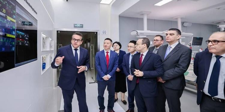 وزير الصحة يبحث مع الرئيس التنفيذي لشركة «Mindray» التعاون في دعم توطين الصناعات الطبية