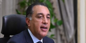 رئيس الوزراء: مصر دولة كثيفة السكان تحيا فى بيئة صحراوية وتعتمد على نهر النيل