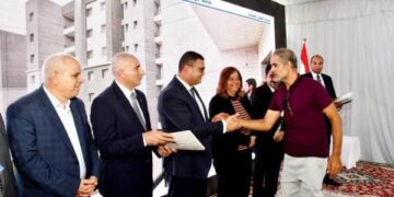 وزير الإسكان يُسلم عددا من عقود وحدات المبادرة الرئاسية “سكن لكل المصريين” بإعلاني “العاشر والرابع عشر” بمدينة العبور الجديدة