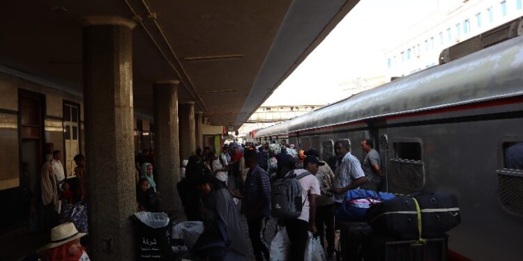 الهيئة القومية لسكك حديد مصر تُسيّر الرحلة السادسة عشر لقطارات العودة الطوعية للأشقاء السودانيين إلى وطنهم