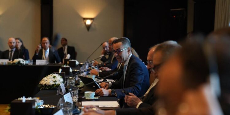 ملك إسبانيا يترأس لقاء خاص مع عدد من رجال الأعمال لتعزيز دور القطاع الخاص بحضور وزير الاستثمار والتجارة الخارجية