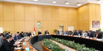 وزيرا الإسكان والأوقاف يناقشان عدداً من الموضوعات المشتركة بين الوزارتين