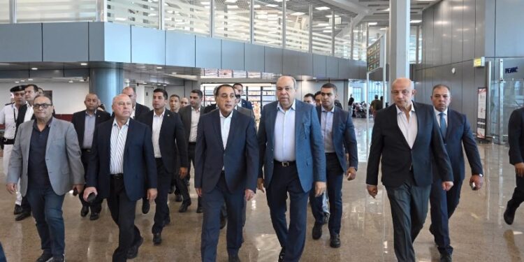 رئيس الوزراء يبدأ جولة ميدانية لتفقد المشروعات الجارية لتطوير المنطقة المحيطة بالمتحف المصري الكبير