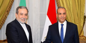 وزير الخارجية يستقبل نظيره الإيراني بالقاهرة