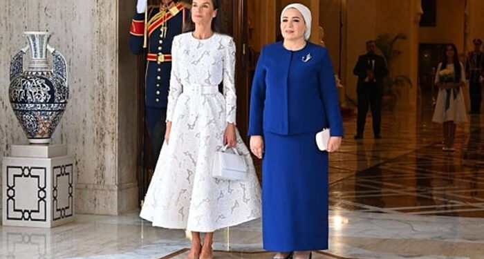 السيدة انتصار السيسى تنشر صور استقبالها لملكة إسبانيا.. وتؤكد: أرحب بجلالتها