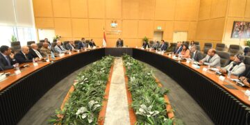 وزير الإسكان يلتقي عددا من كبار المطورين العقاريين لاستعراض الاستراتيجية الوطنية للعمران الأخضر وإجراءات إنشاء منصة تصدير العقار المصري