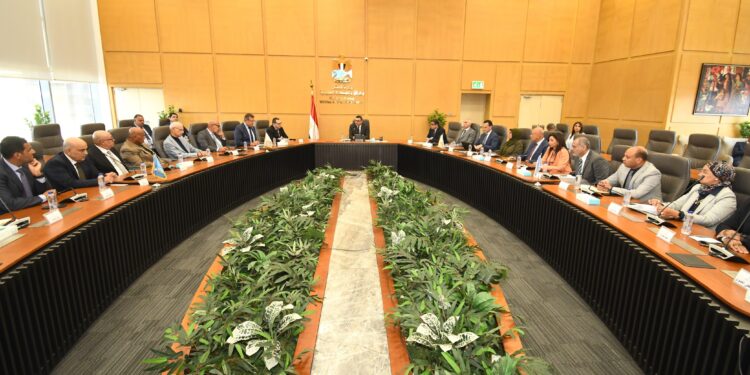 وزير الإسكان يلتقي عددا من كبار المطورين العقاريين لاستعراض الاستراتيجية الوطنية للعمران الأخضر وإجراءات إنشاء منصة تصدير العقار المصري