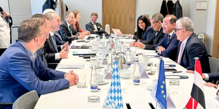 رئيس اقتصادية قناة السويس يلتقي وزير الاقتصاد والطاقة البافاري وشركات ألمانية لبحث التعاون المشترك