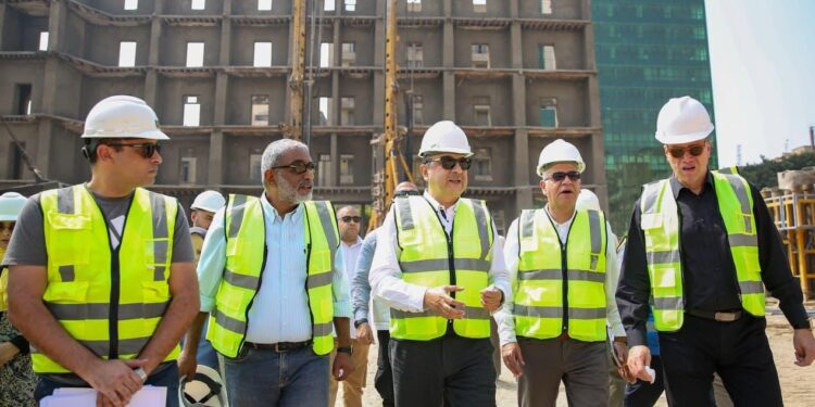 وزير قطاع الأعمال العام يتفقد مشروع إحياء فندق الكونتيننتال التاريخي بوسط القاهرة