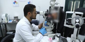 وزير الصحة يتصل هاتفيا بالمصابين بمضاعفات صحية بقسم الرمد بأحد مستشفيات التأمين