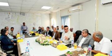 وزير الإسكان يعقد اجتماعًا مع الشركات العاملة بحدائق تلال الفسطاط ويتابع الاعمال النهائية بالمشروع