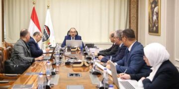 وزير قطاع الأعمال العام يتابع جهود التوافق مع آلية تعديل حدود الكربون لتعزيز تنافسية الصادرات