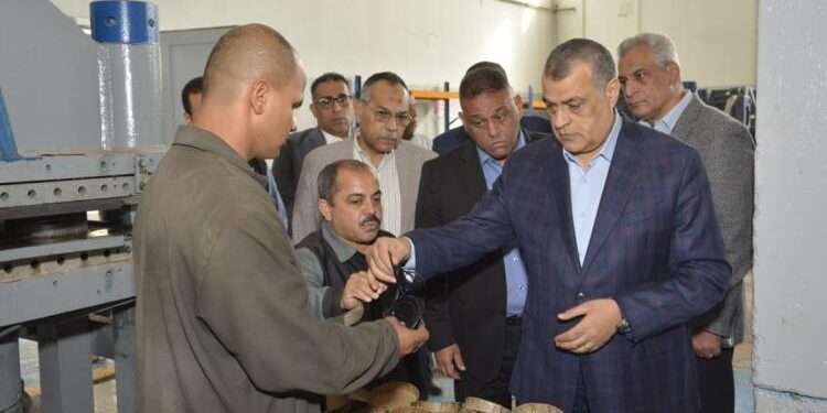 وزير الإنتاج الحربي يطمئن على سير العملية الإنتاجية بشركة هليوبوليس للصناعات الكيماوية (مصنع 81 الحربي)