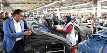 رئيس الوزراء يتفقد مصنع “تي آند سي” للملابس الجاهزة