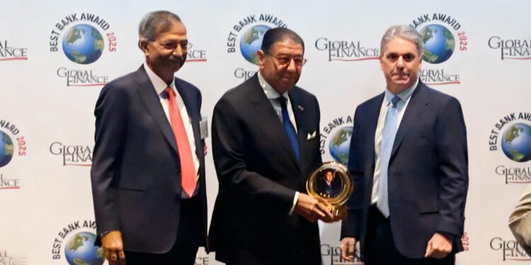 الرئيس التنفيذي للبنك التجاري الدولي CIB يتسلم جائزة الإنجاز مدى الحياة من مؤسسة جلوبال فاينانس