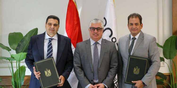 رئيس اقتصادية قناة السويس يشهد توقيع عقد مشروع شركة “الأهرام للكيماويات” لإنتاج الفورمالدهيد