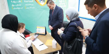 نائب وزير الصحة يتفقد مركز صحة أسرة غرب الجامعات ويوجه بصرف مكافأة للعاملين تقديرًا لأدائهم