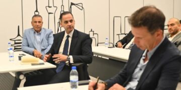 نائب وزير الصحة يلتقي ممثلي “إبسون” على هامش “جيتكس جلوبال 2025” لبحث التعاون في التحول الرقمي