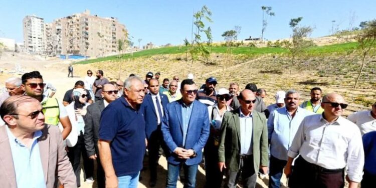 وزير الإسكان يتابع سير العمل بمشروع حدائق “تلال الفسطاط” بمنطقة مصر القديمة بالقاهرة