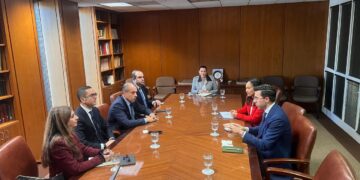 وزير الاستثمار يبحث مع شركة “بوينغ” العالمية تعزيز الشراكة الاستراتيجية في قطاع الطيران والنقل الجوي