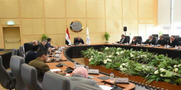 وزير الصناعة والنقل يلتقي وفد البنك الدولى لمتابعة عدد من المشروعات الجارية